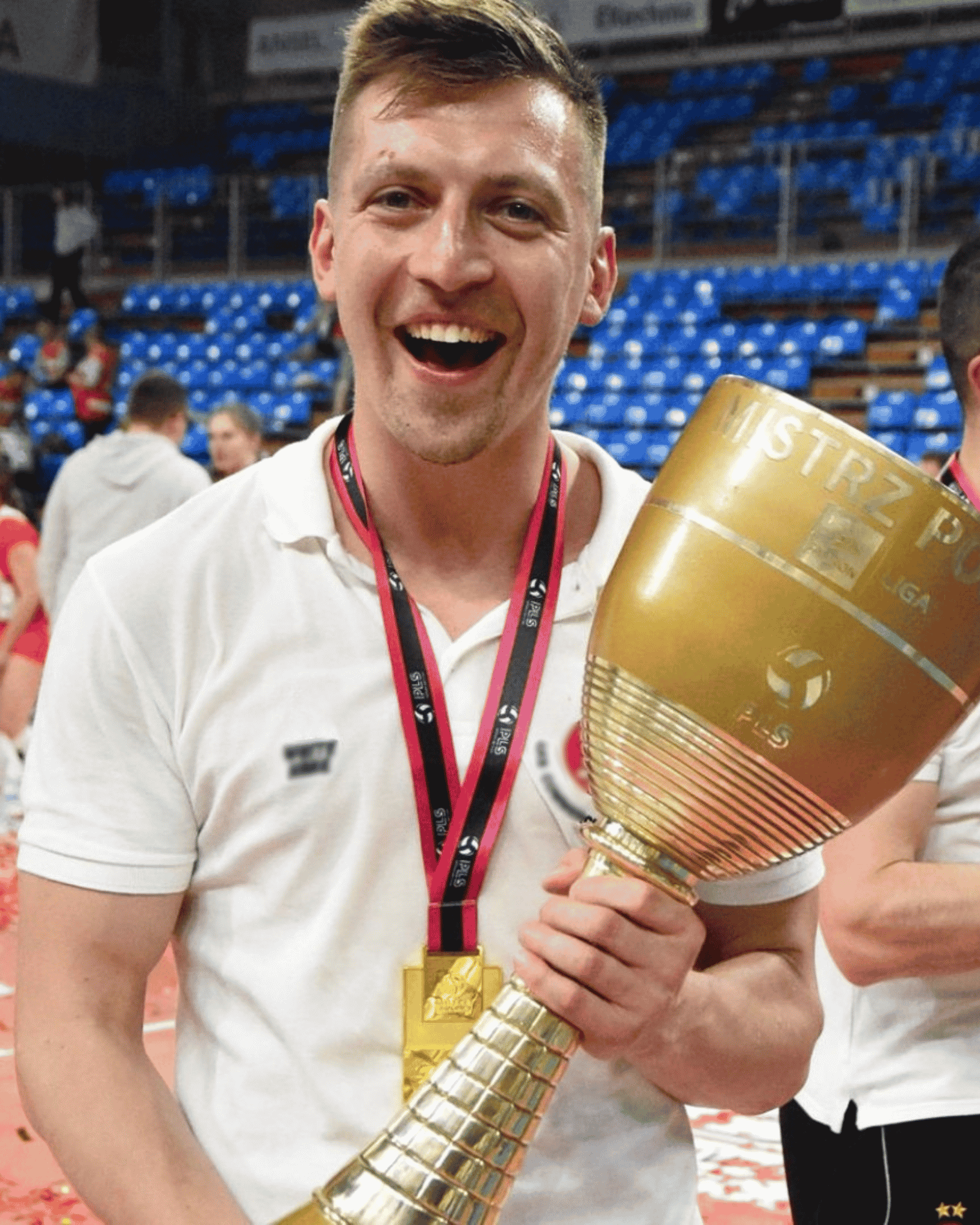 Kamil Kwieciński z pucharem Mistrza Polski siatkówki kobiet 2022/23